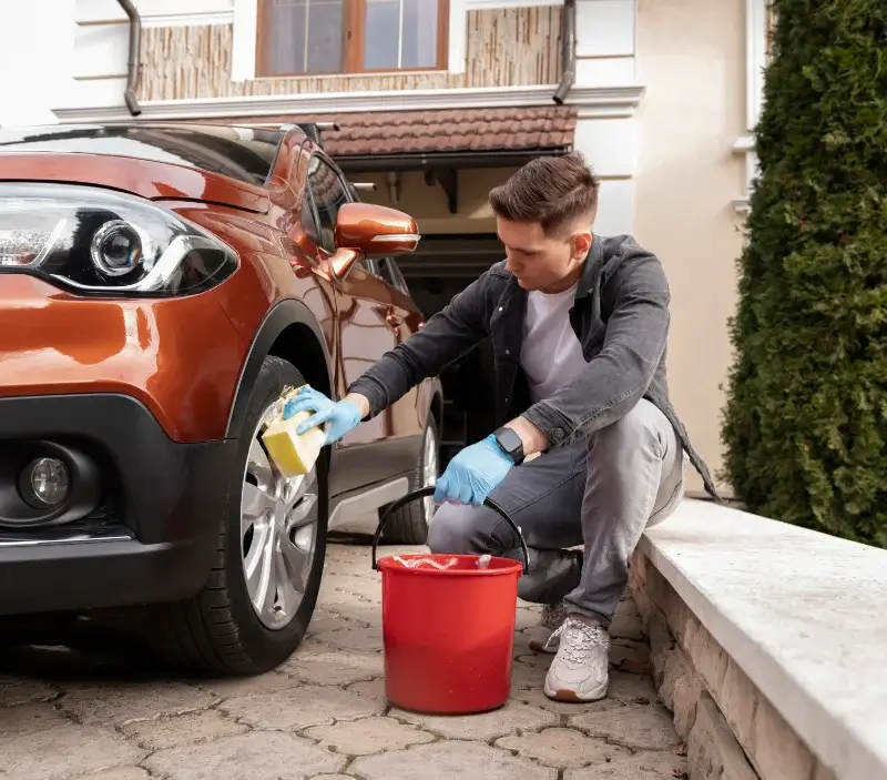 Lavage auto à domicile Crusnes : professionnel intervenant sur un véhicule